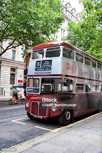 Foto de Histórico Um Ônibus De Dois Andares De Londres e mais fotos de stock de Calçada - Calçada, Capitais internacionais, Cultura Britânica