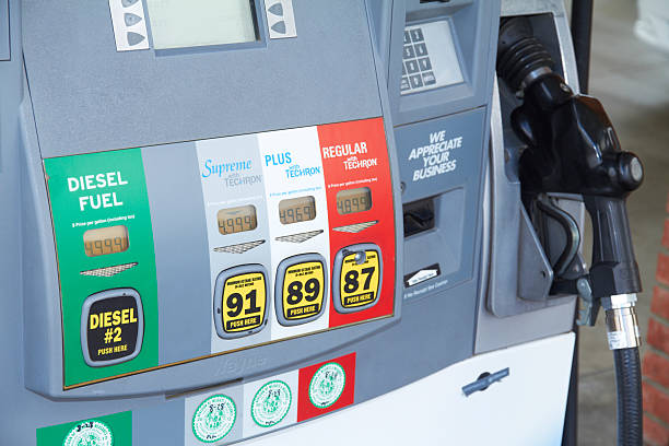 bombas de gasolina chevron mostrando os preços - gas fuel pump labeling fuel and power generation - fotografias e filmes do acervo