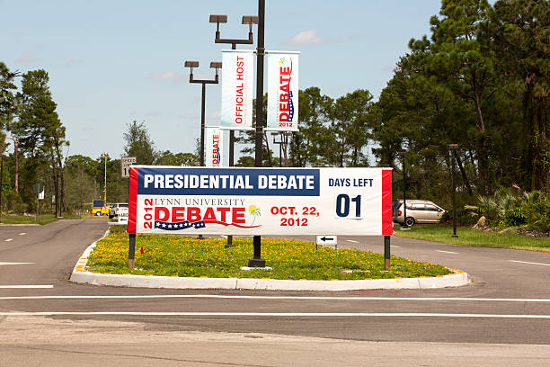 il presidente obama e mitt romney discussione banner - mitt romney immagine foto e immagini stock