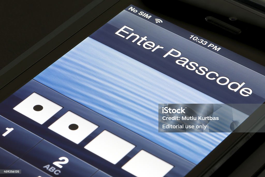 Passcode schermo su Apple iPhone 5 - Foto stock royalty-free di Accesso al sistema