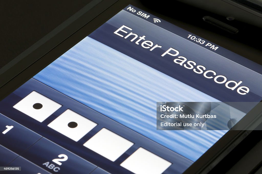 Пароль экран на Apple iPhone 5 - Стоковые фото Apple Computers роялти-фри