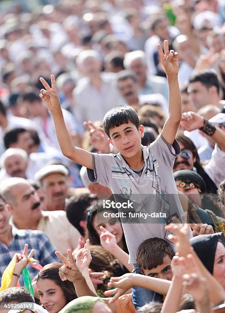 Kurdo Niño Haciendo Una Señal De Paz Foto de stock y más banco de imágenes de Acontecimiento - Acontecimiento, Activista, Aire libre