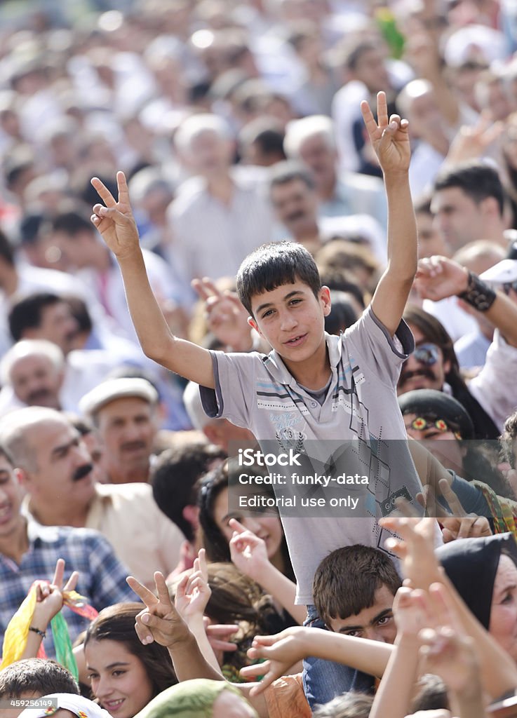 Menino curda fazendo um sinal de paz - Foto de stock de Anatólia royalty-free