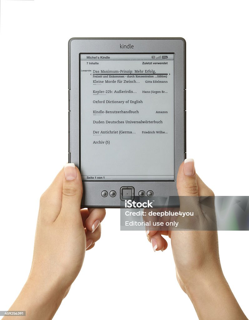 Lector Amazon Kindle libro digital sobre fondo blanco - Foto de stock de Adulación libre de derechos
