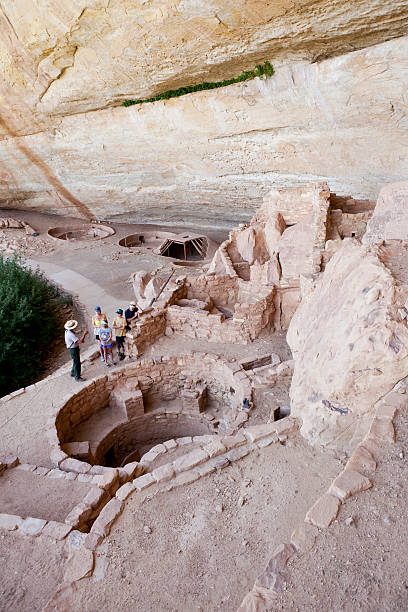 étape house ruins excursion au parc national de mesa verde, dans le colorado - ancient pueblo peoples photos et images de collection