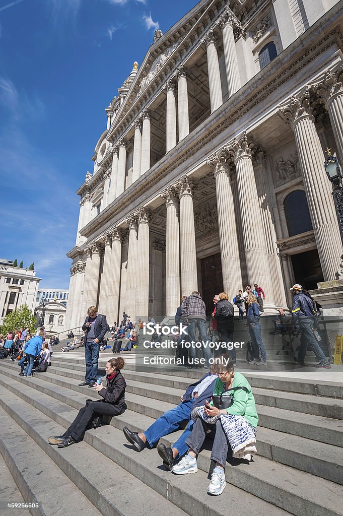 London-Touristen sich auf nur wenige Schritte von der St Pauls Cathedral - Lizenzfrei Architektonische Säule Stock-Foto