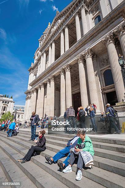 Londontouristen Sich Auf Nur Wenige Schritte Von Der St Pauls Cathedral Stockfoto und mehr Bilder von Architektonische Säule