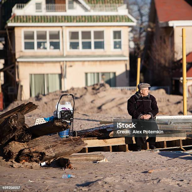 Uomo Anziano Seduto Accanto Alla Baita Di Casa Dopo Luragano Sandy - Fotografie stock e altre immagini di Adulto