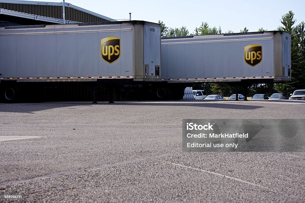 UPS Тягач прицепов подкладкой на склад - Стоковые фото United Parcel Service роялти-фри