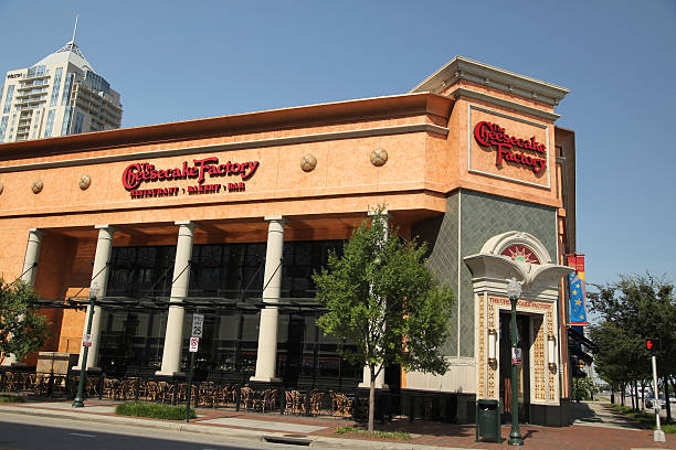 cheesecake factory - strip mall shopping mall road street photos et images de collection