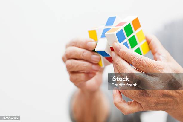 Na Ręce Gra Cube Game - zdjęcia stockowe i więcej obrazów Kostka Rubika - Kostka Rubika, Rozwiązanie, Biały