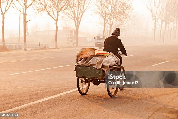 Chinesischer Arbeiter 1 Stockfoto und mehr Bilder von Arbeiter - Arbeiter, Baum, Bedeckter Himmel