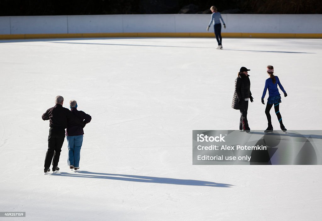 Лед scating в Центральный парк - Стоковые фото Пара - Человеческие взаимоотношения роялти-фри