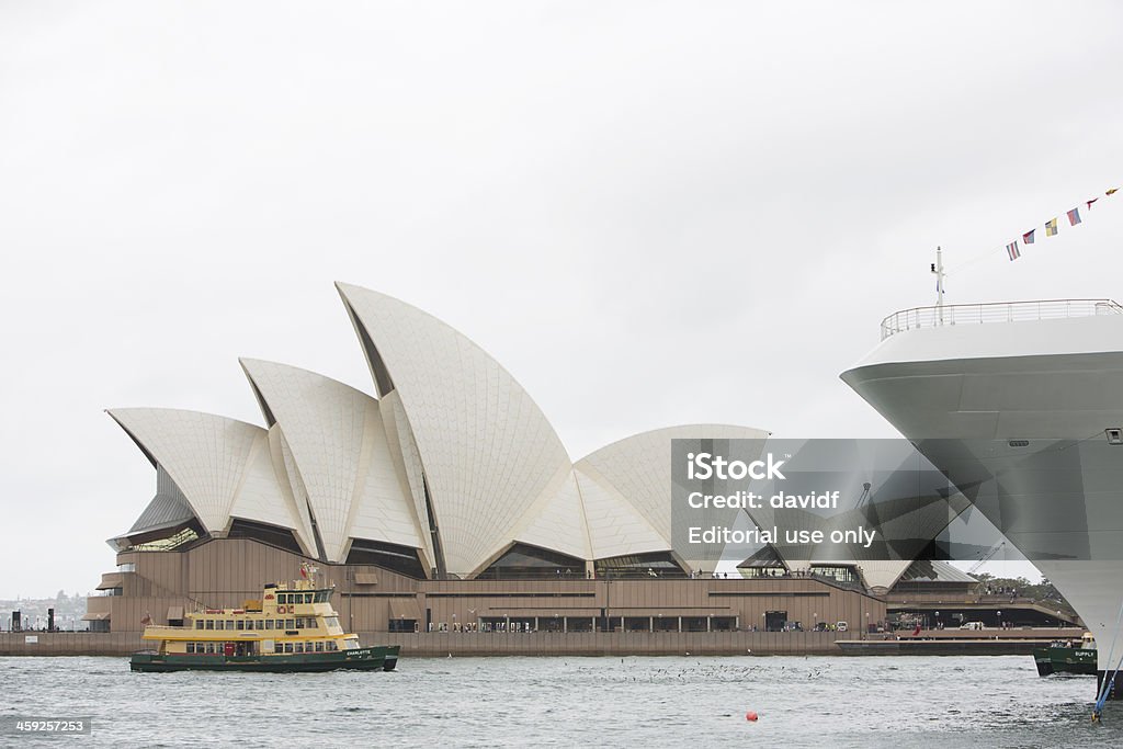 Teatro de la ópera de Sydney y puerto de transbordadores interior - Foto de stock de Crucero - Barco de pasajeros libre de derechos