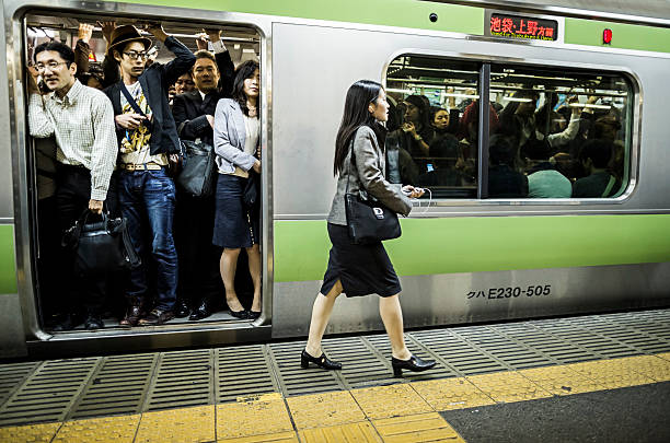 lotado metrô de tóquio, japão - rush hour commuter on the phone tokyo prefecture - fotografias e filmes do acervo