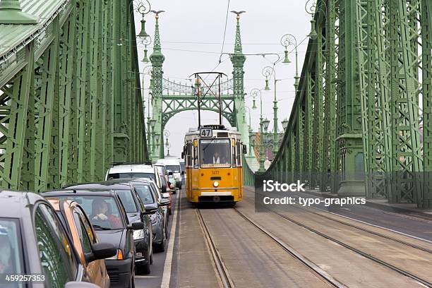Tráfego Na Ponte Da Liberdade Budapeste Hungria - Fotografias de stock e mais imagens de Alfalto - Alfalto, Ao Ar Livre, Arquitetura