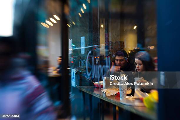Человек Ест В Cafe — стоковые фотографии и другие картинки Размытое движение - Размытое движение, Фастфуд, Starbucks