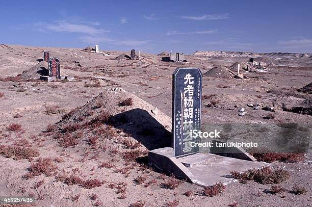 Cimitero Nella Yengisar - Fotografie stock e altre immagini di Ambientazione esterna - Ambientazione esterna, Asia, Cimitero