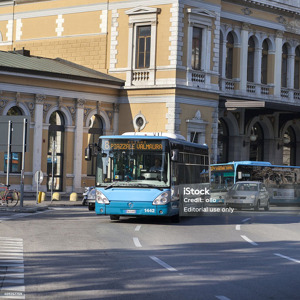 Servicio público de vehículos en la ciudad de Trieste, Italia - Foto de stock de Autobús libre de derechos