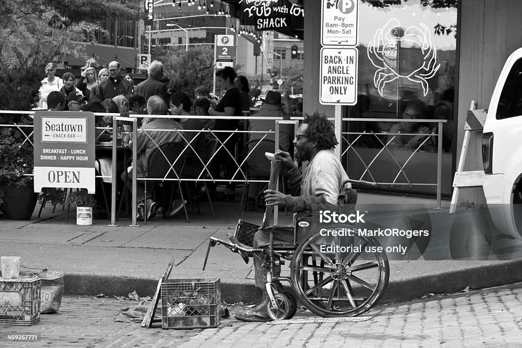 Homeless hombre y los comensales - Foto de stock de Blanco y negro libre de derechos