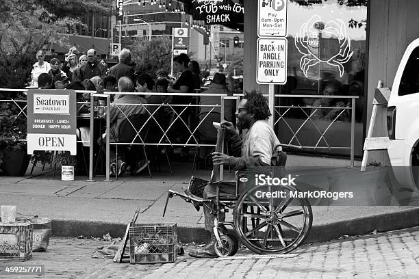 Homeless Hombre Y Los Comensales Foto de stock y más banco de imágenes de Blanco y negro - Blanco y negro, Seattle, Afrodescendiente