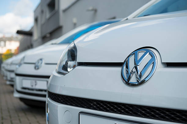 VW-Logo auf dem Grill des VW UP – Foto