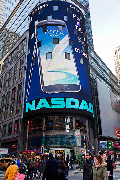 nasdaq new york city - digital tablet travel destinations new york state times square stock-fotos und bilder