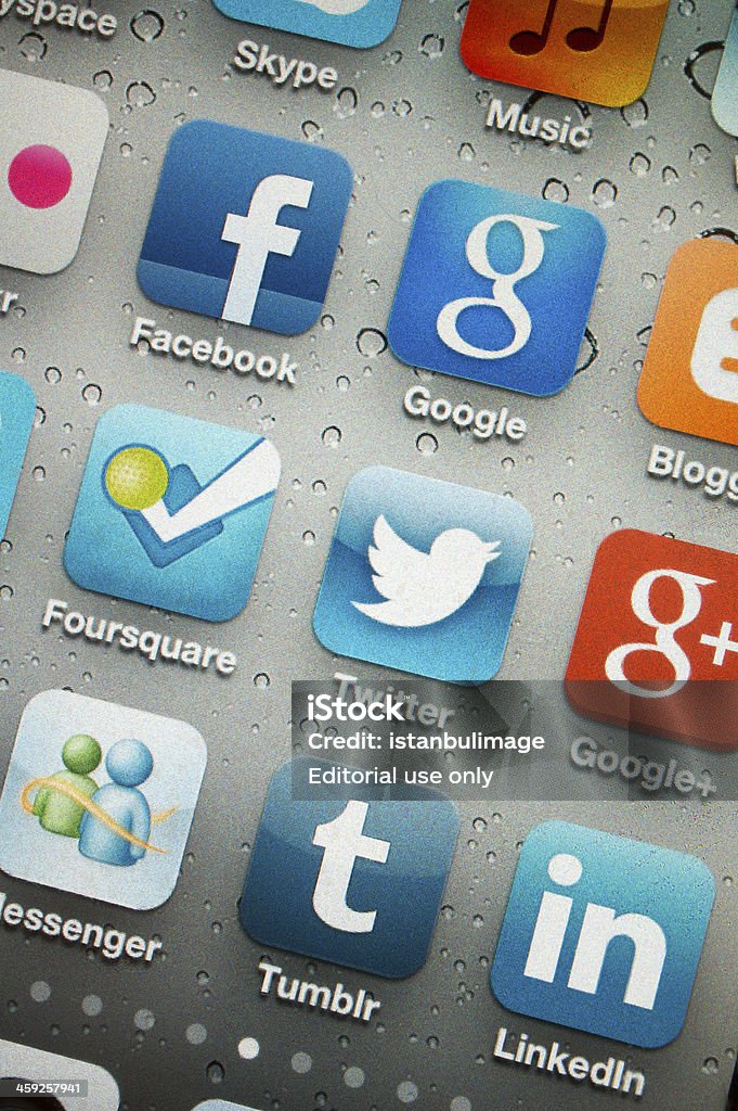 Aplicações de redes sociais no Iphone 4s - Foto de stock de Aplicação móvel royalty-free