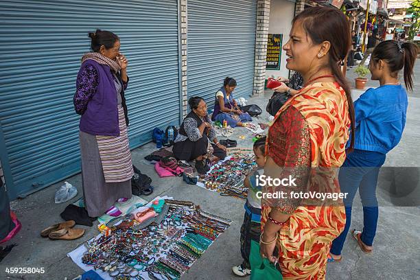 チベットの女性の手工芸品を販売するポカラネパール - 30代の女性のストックフォトや画像を多数ご用意 - 30代の女性, アクティブシニア, アジアおよびインド民族