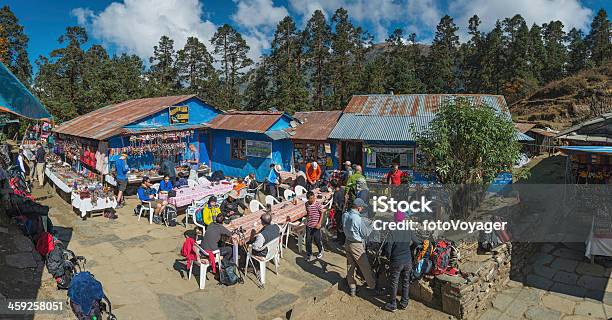 Trekkers Em Lotado Coloridas Teahouse Apresentação De Himalaias Nepal - Fotografias de stock e mais imagens de Adulto