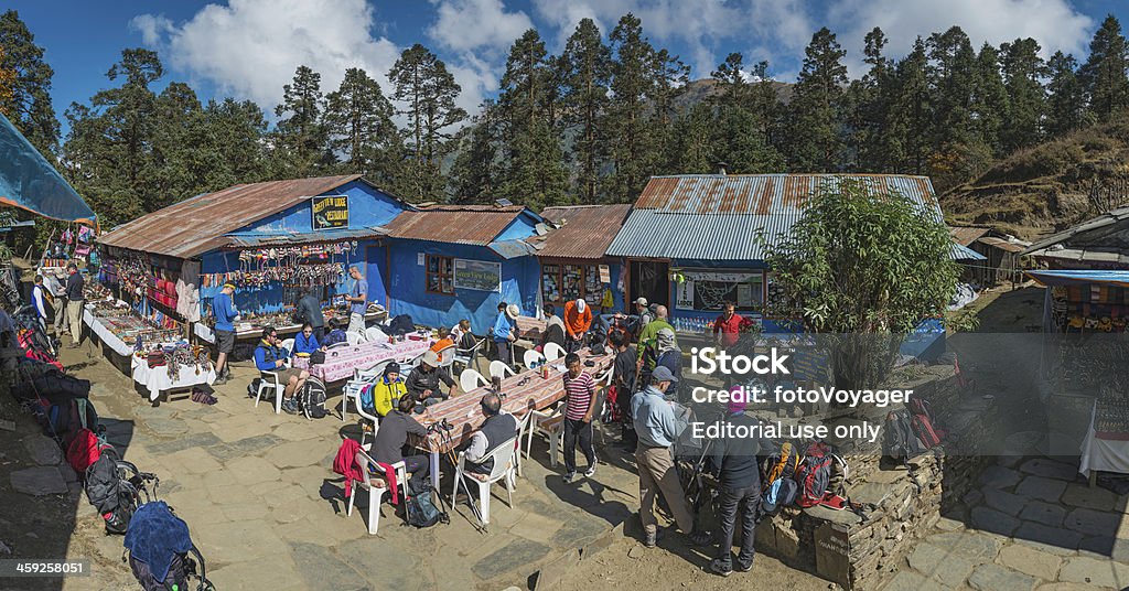 Trekkers в переполненном красочными Тихауз баз Гималаи, Непал - Стоковые фото High Country роялти-фри