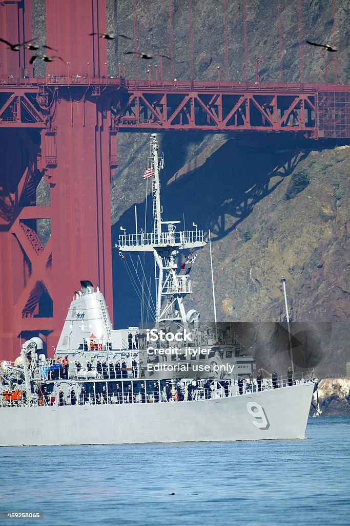 Cacciatorpediniere Destroyer USS Pickney crociera sotto il Golden Gate Gridge - Foto stock royalty-free di Acqua