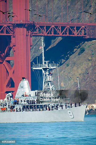 Foto de Contratorpedeiro Uss Pickney Cruzeiro Sob A Golden Gate Gridge e mais fotos de stock de Bandeira