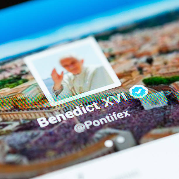 papa en twitter - benedict xvi fotografías e imágenes de stock