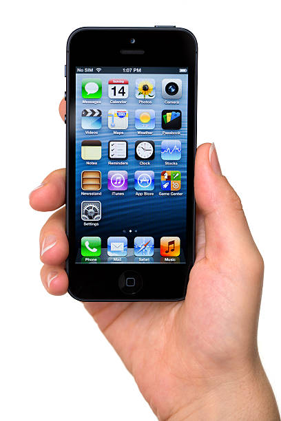 apple iphone 5 - men iphone internet social networking photos et images de collection