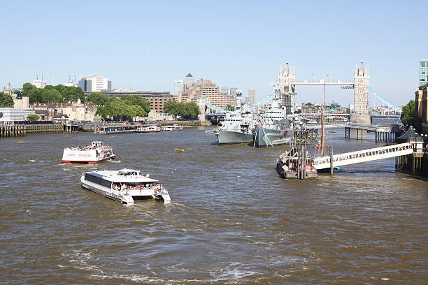 rio tamisa em londres, inglaterra - drawbridge footbridge middle ages named military ship imagens e fotografias de stock