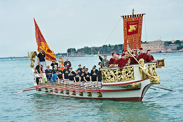 venezianischen dogen vereint das meer - lido stock-fotos und bilder