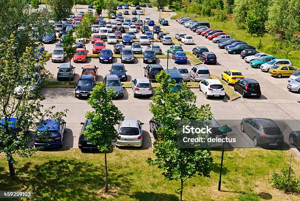Parkplatz Für Pkws Stockfoto und mehr Bilder von BMW - BMW, Volkswagen, 5er BMW