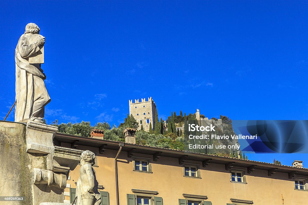 Arco y sus castle, Italia - Foto de stock de Aire libre libre de derechos