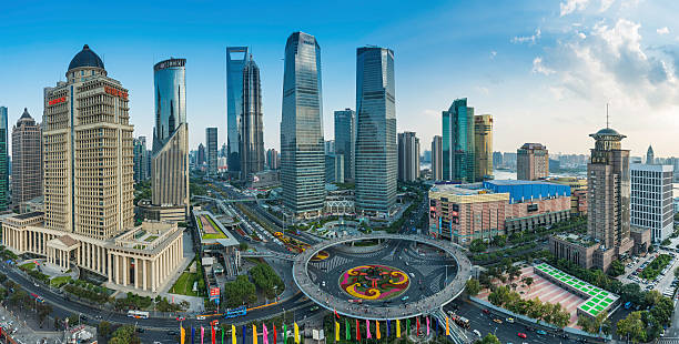 中国上海浦東摩天楼のパノラマビュー - aerial view shanghai technology multiple lane highway ストックフォトと画像