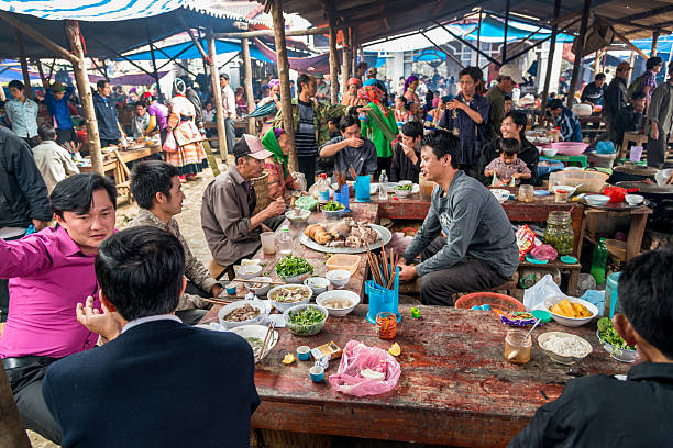 pessoas comer em um mercado de rua no vietnã - vietnam asia hanoi street - fotografias e filmes do acervo