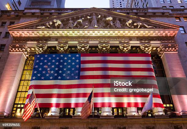 Foto de Bolsa De Nova York Em Manhattan e mais fotos de stock de Bolsa de Valores de Nova York - Bolsa de Valores de Nova York, Fachada, Baixo Manhattan