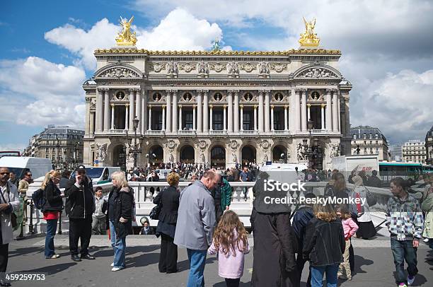 Paris Opera Glasses Sonnigen Tag Mit Touristen Stockfoto und mehr Bilder von Architektur - Architektur, Außenaufnahme von Gebäuden, Barock