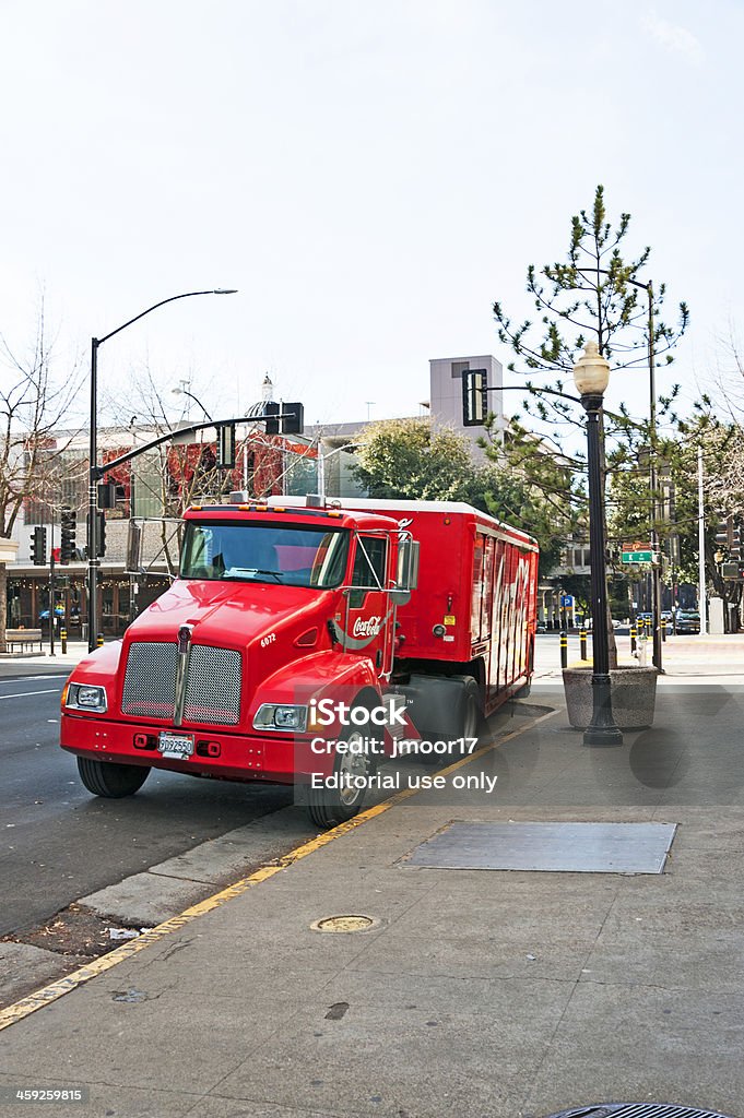 Coca Cola camion di consegna - Foto stock royalty-free di Ambientazione esterna