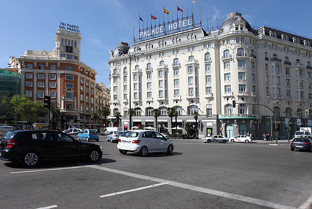 verkehr von metropolis-gebäude im zentrum von madrid, spanien - palace hotel stock-fotos und bilder