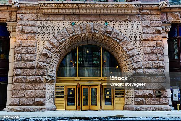 Photo libre de droit de Entrée De The Rookery Du Centreville De Chicago banque d'images et plus d'images libres de droit de Porte à tambour - Porte à tambour, 1880-1889, Architecture