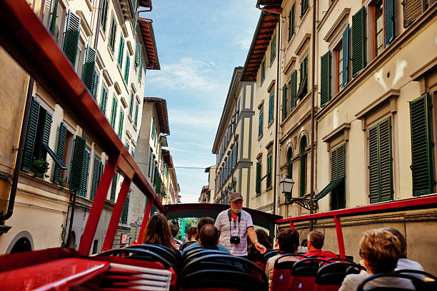 passeio turístico de ônibus com turistas em florença, itália - narrow florence italy italy women - fotografias e filmes do acervo