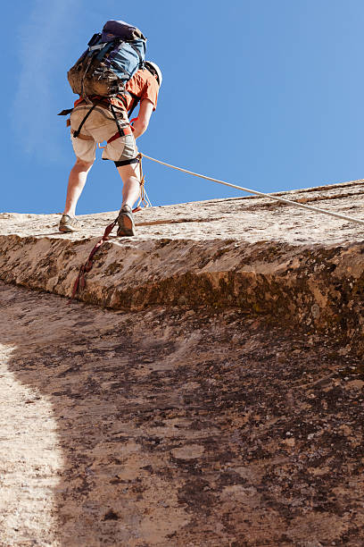 człowiek wspinaczka w górę hill - climbing mountain climbing rock climbing moving up zdjęcia i obrazy z banku zdjęć