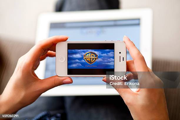 Foto de Cinema No Iphone e mais fotos de stock de Warner Bros. - Warner Bros., Adulto, Apple computers