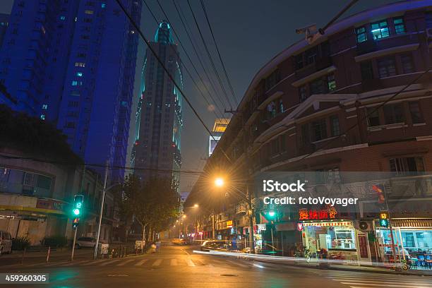 Nacht Straße Ampeln Storewettbewerben Wohnblöcken Shanghai China Stockfoto und mehr Bilder von Ecke eines Objekts